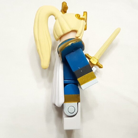 Roblox Series 10 Kingdom Simulator Cavalier Brown Box Figure With Code New - Picture 8 of 11